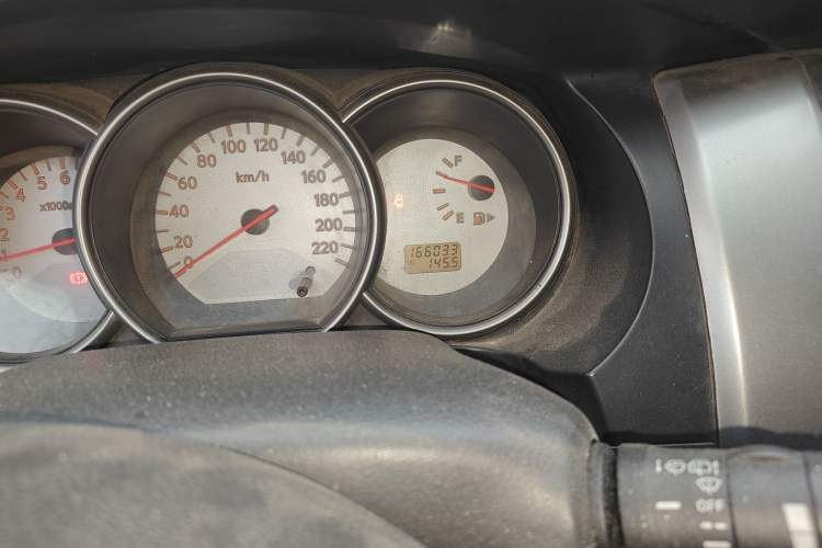 Used Nissan Livina 2010 Jingrui Edition 1.6L Manual Standard Model Odometer Close Up