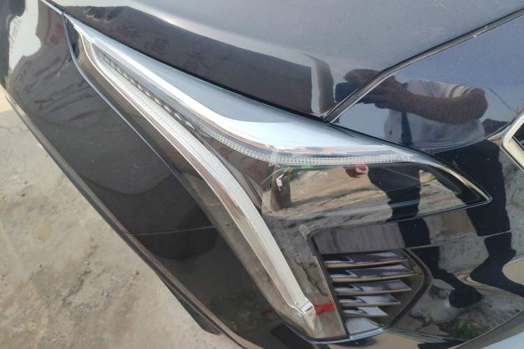 Used Cadillac XT4 2022 28T Two-Wheel Drive Prestige Version Right Front Headlight