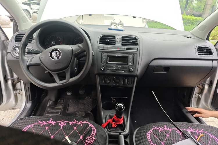 Used Volkswagen Polo 2014 1.4L Manual Fashion Edition Center Console