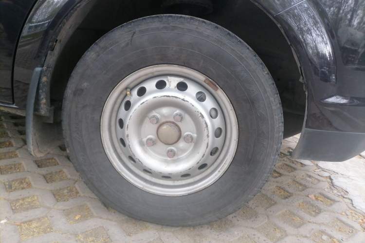 Used Dongfeng Yufeng 2023 V9+ 2.0T Manual Front-Wheel-Drive Multi-Function Mid-Roof Van with 7/8/9 Seats Right Front Wheel Hub