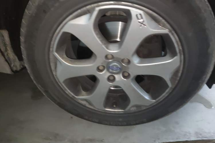 Used Volvo XC60  Right Front Wheel Hub