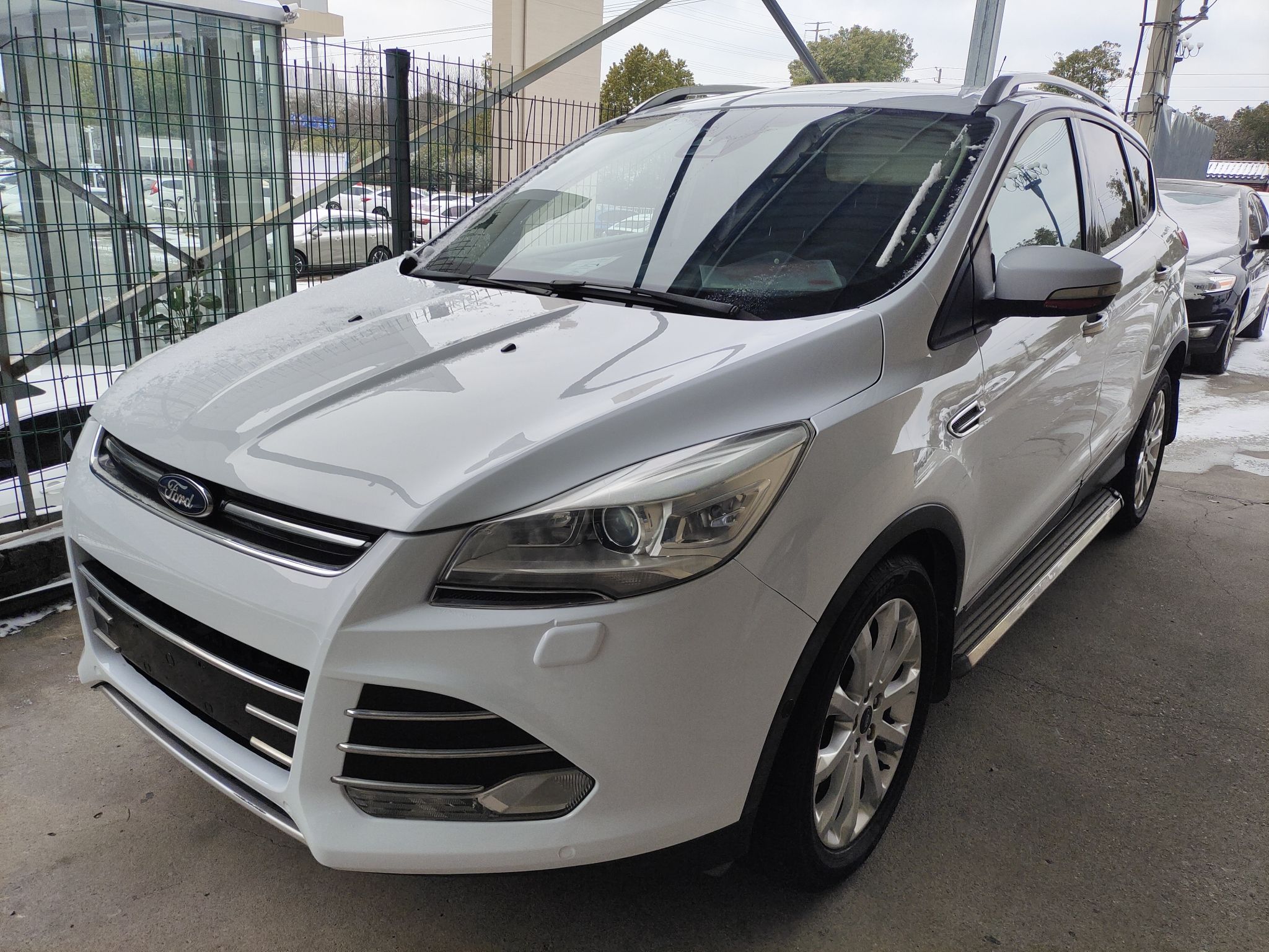 Под передней частью автомобиля