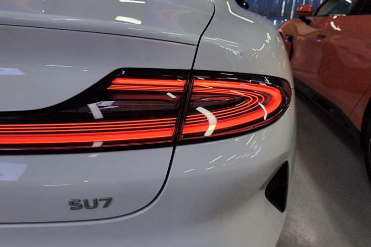 Used Xiaomi Auto SU7 2024 Rear-Drive Ultra-Long Range Advanced Pro-Level Intelligent Driving Version Right Rear Taillight