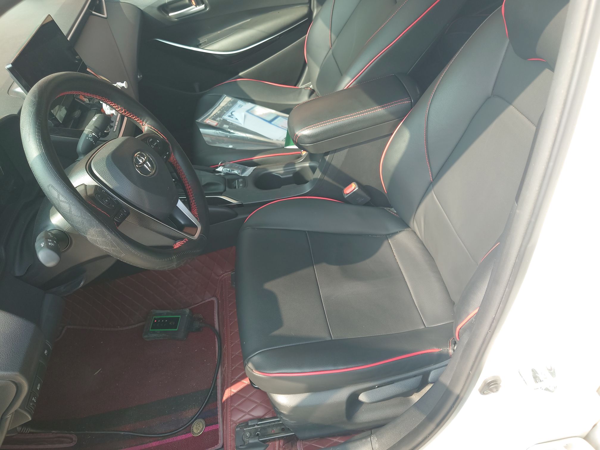 المقاعد الأمامية داخل السيارة