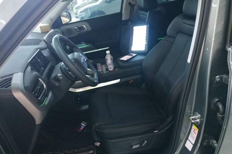 Used Formula Leopard Titanium 3 2025 501 km Range Rear-Wheel Drive Intelligent Driving Max Edition