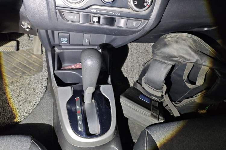 Used Honda Fit 2016 1.5L SE CVT Fashion Model Gear Lever