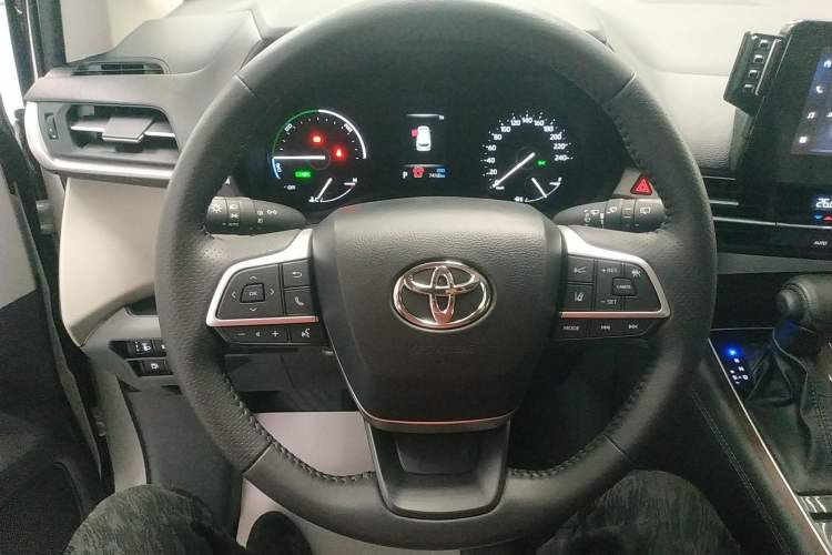 Used Toyota SIENNA 2026 Model 2.5L Dual-Engine Two-Wheel-Drive Comfort Edition Steering Wheel