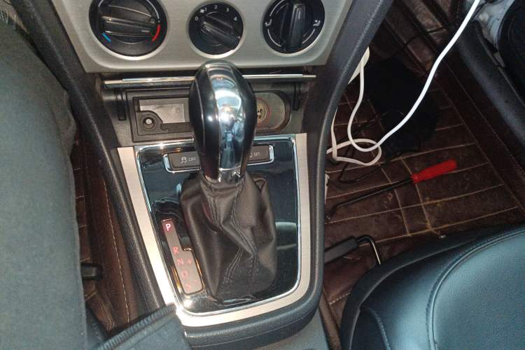 Used Volkswagen Lavida 2013 Restyled Classic 1.6L Automatic Comfort Edition Gear Lever