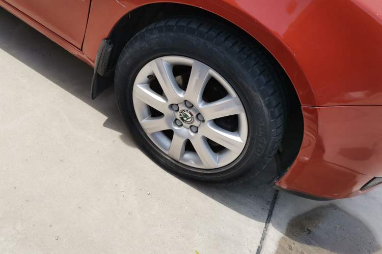 Used Skoda Fabia 2011 1.6L Automatic Crystal Edition Right Front Wheel Hub