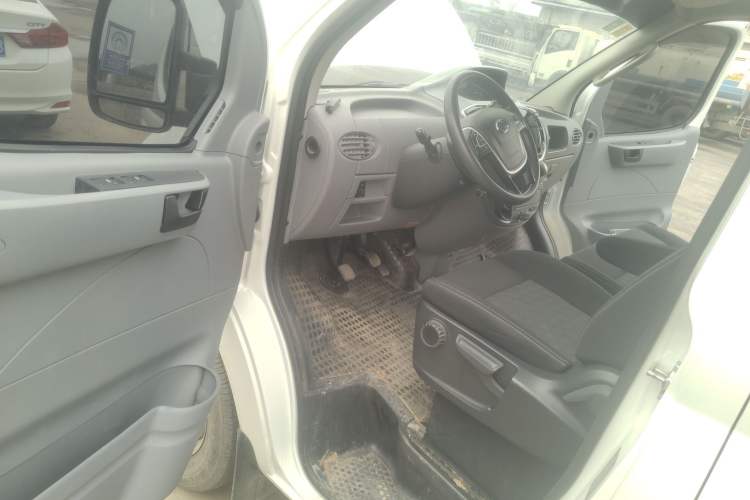 Used SAIC MAXUS Xintu V80 2021 2.0T Manual Classic Aoyuntong Short Wheelbase Ultra-Low Roof 5/6-Seater Driver Seat