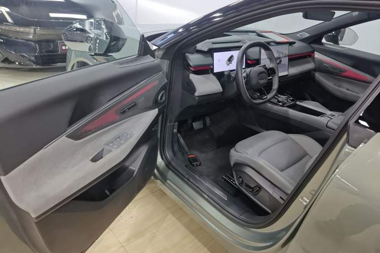 Used Lynk & Co 08 EM-P 2023 220km All-Wheel-Drive Performance Halo Driver Seat