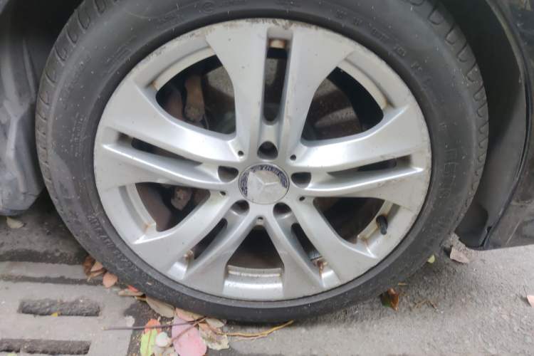 Used Mercedes-Benz E-Class 2009 E 300 Fashion Model Right Front Wheel Hub