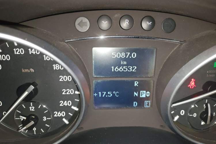 Used Mercedes-Benz R-Class 2010 R 350 L 4MATIC Odometer Close Up