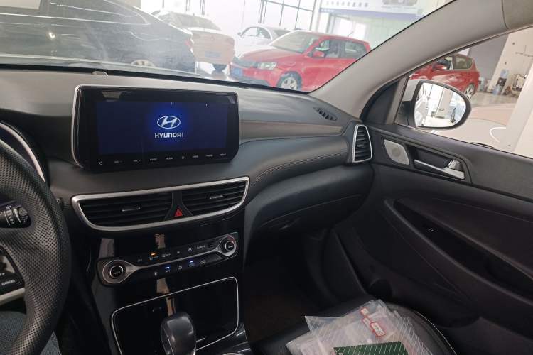 Used Hyundai Tucson 2019 280TGDi Dual-Clutch Two-Wheel Drive Fashion Edition China VI Standard
