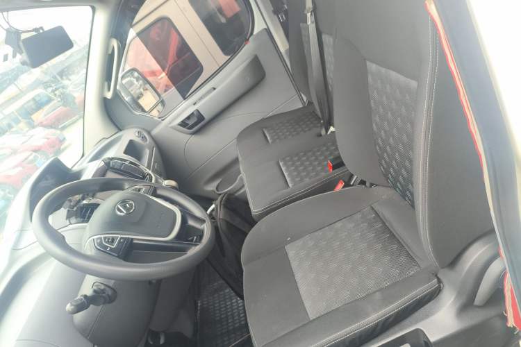 Used SAIC MAXUS Xintu V80 2023 2.0T Manual Classic Aoyuntong Short Wheelbase Ultra-Low Roof 5/6-Seater