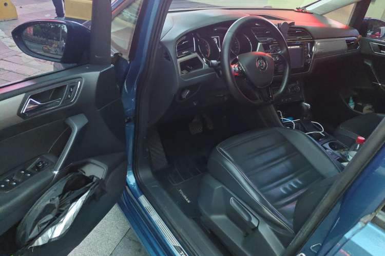 Used Volkswagen Touran 2018 Volkswagen Touran L 280TSI DSG Comfort Edition 7-seater Driver Seat