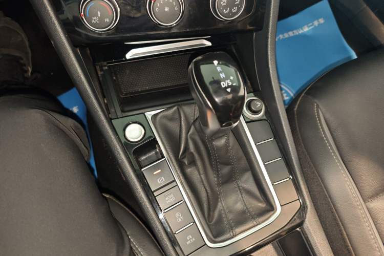 Used Volkswagen Sagitar 2021 280TSI DSG Comfort Connect Edition Gear Lever