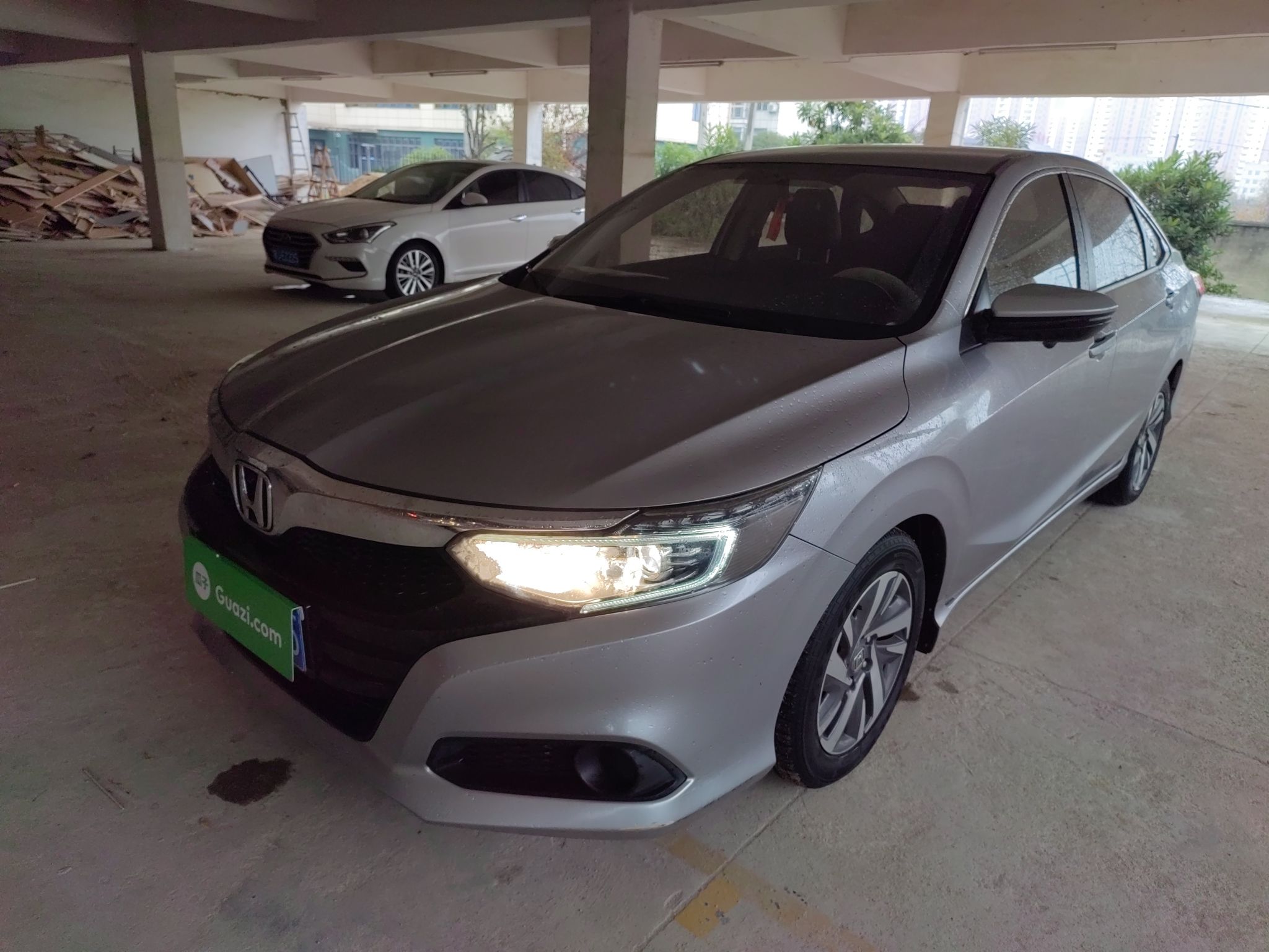 Под передней частью автомобиля