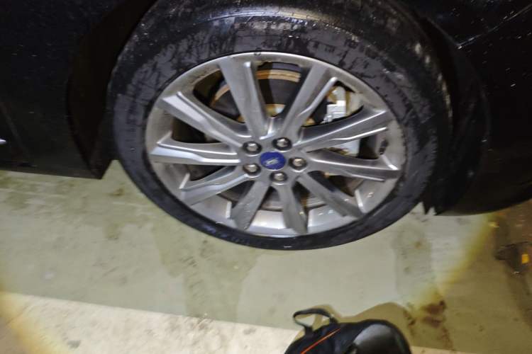 Used Ford Taurus 2019 EcoBoost 245 Premium Edition Right Front Wheel Hub