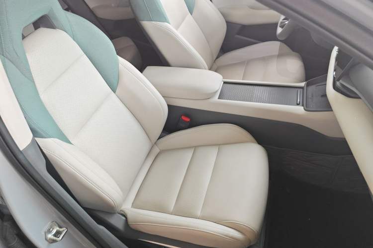 Used Lynk & Co 06 EM-P 2023 EM-P 126 Long-Range Halo Right Front Seat