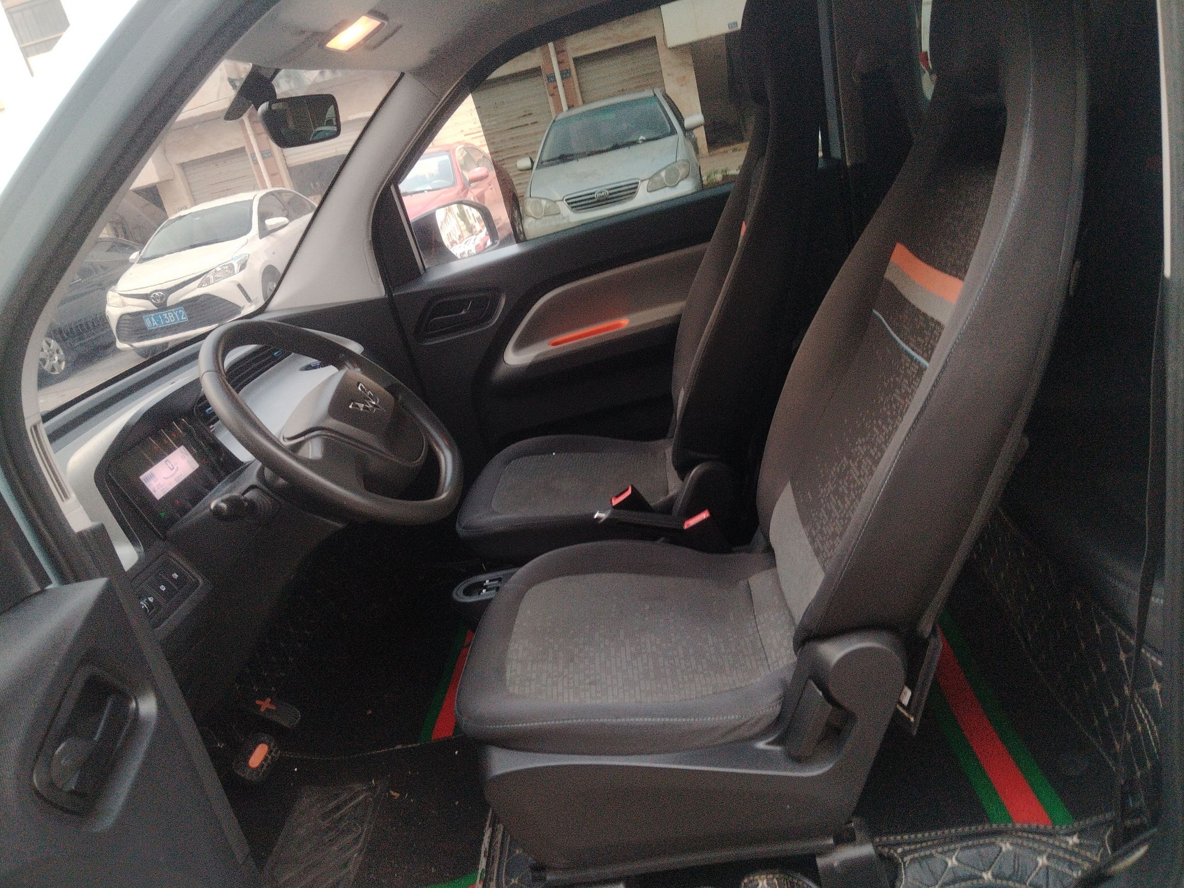 Переднее сиденье в автомобиле