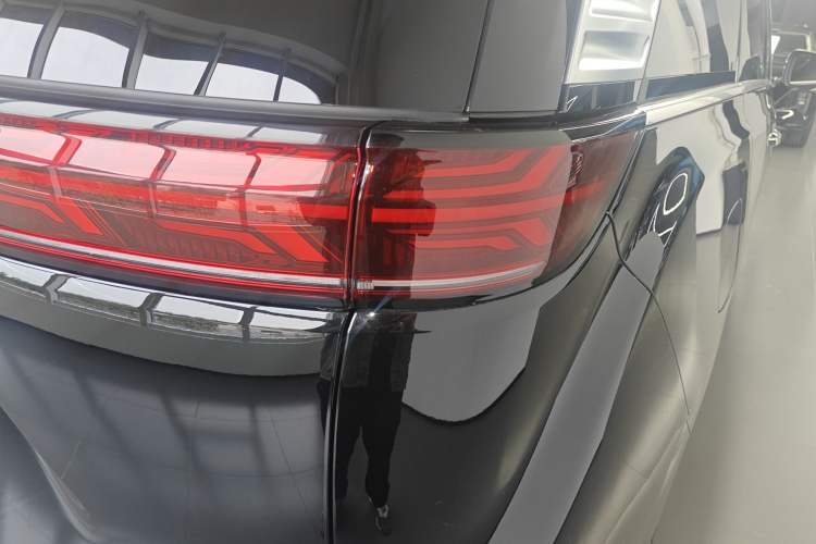 Used Denza D9 2024 DM-i 980 Four-Wheel Drive Prestige Model Right Rear Taillight