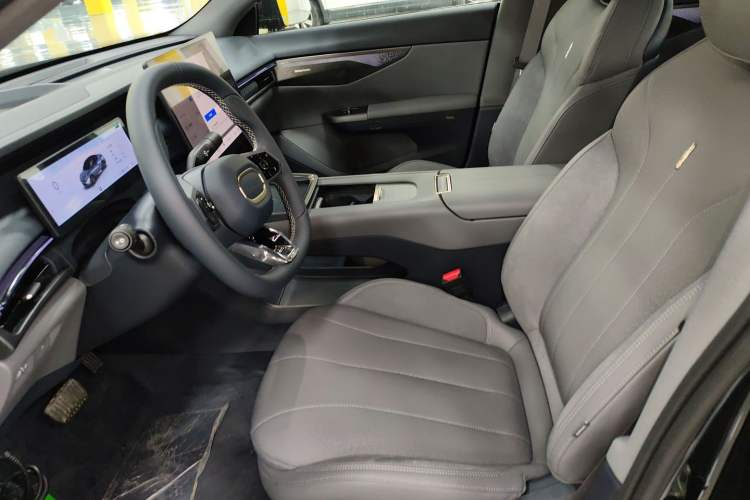 Used Lynk & Co 07 2024 EM-P 126 Long-Range Halo Left Front Seat