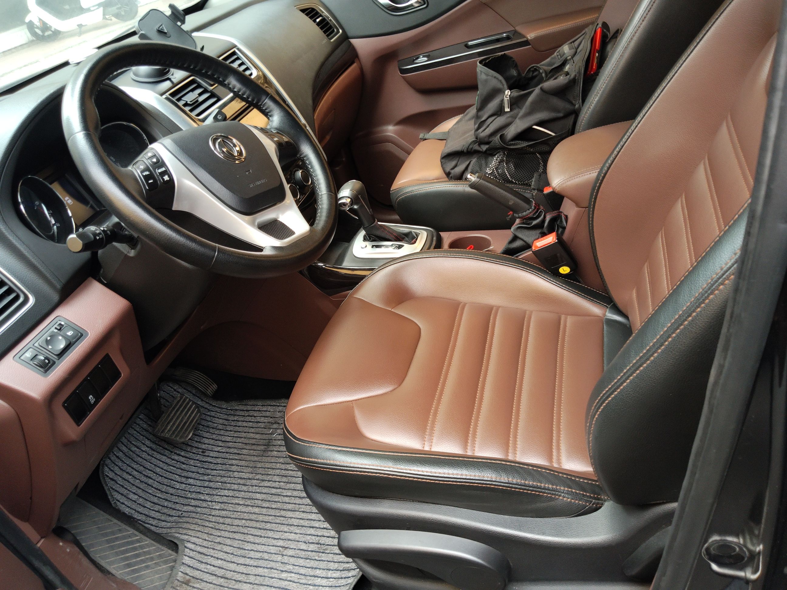 Переднее сиденье в автомобиле