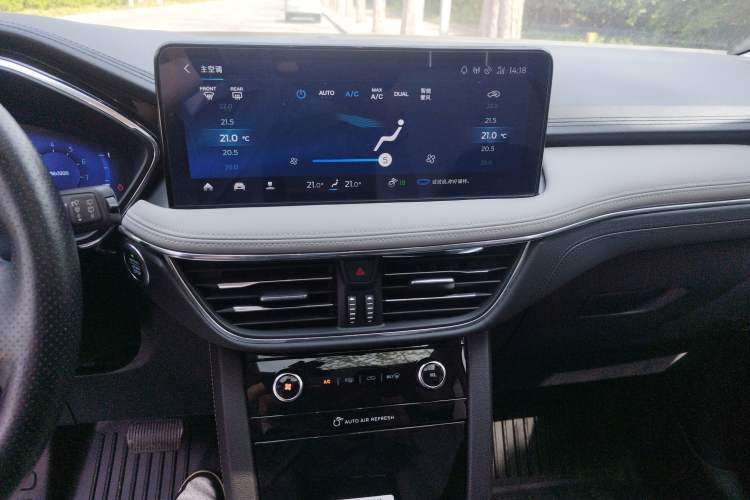 Used Ford Escape 2020 EcoBoost 245 Four-Wheel Drive Luxury Edition Audio And AC Panel