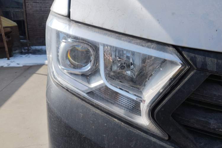 Used CHANGAN KUAYUE Xing V3 2023 1.3L Gasoline Comfort Model 5-Seater Passenger Vehicle Right Front Headlight