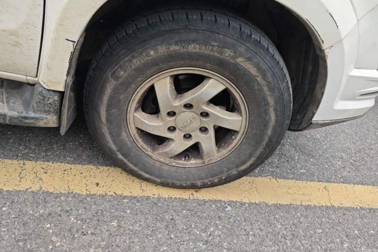 Used JMC Yuhu 5 2018 2.4T Classic Edition Diesel Manual 4x4 Luxury Shield Version with Extended Wheelbase Right Front Wheel Hub