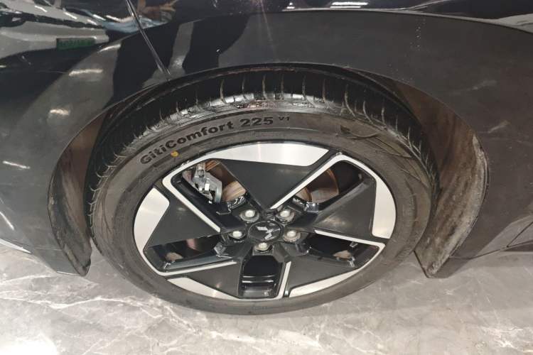 Used Wuling E5 2024 510 km Standard Version Left Front Wheel Hub