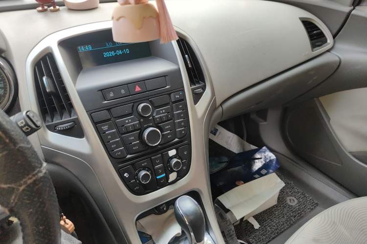 Used Buick GT 2010 XT 1.6L Automatic Fashion Edition Audio And AC Panel