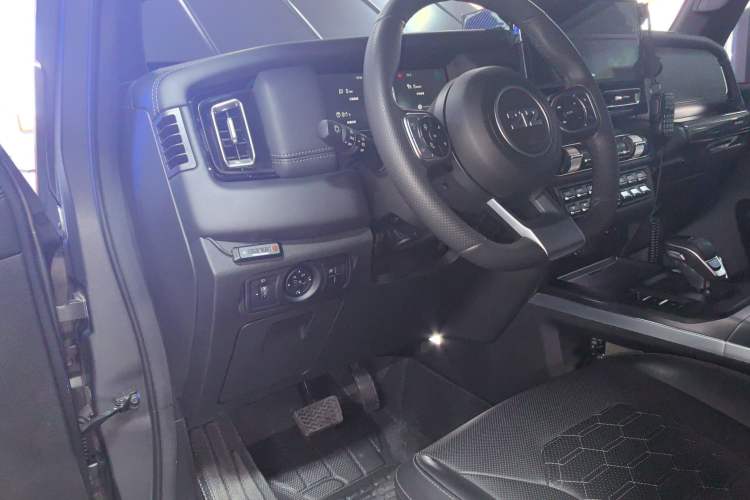 Used 212 T01 2024 2.0T Explorer
