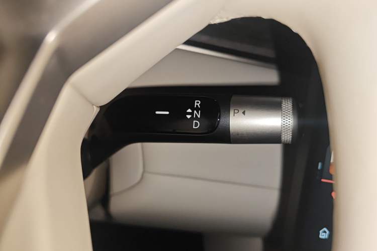 Used ONVO Luxeed L90 2025 Model—Max Six-Seater Version Gear Lever