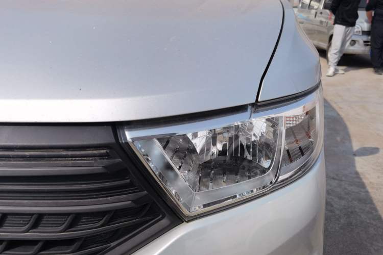 Used Wuling Hongguang V 2022 1.5L Jingqu Edition Enclosed-Window Vehicle with Electric Power Steering LAR
