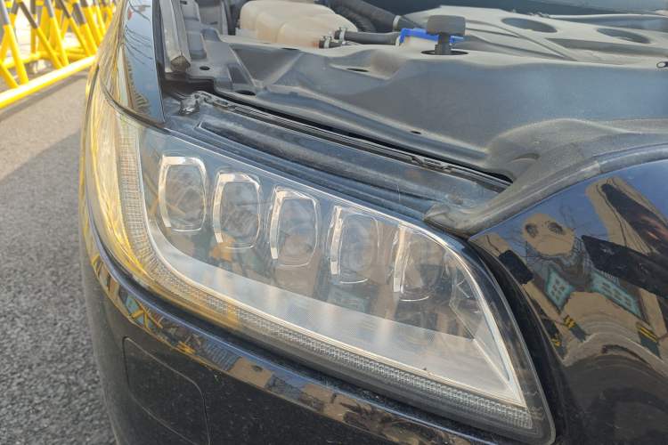 Used Lincoln Continental 2018 2.0T Two-Wheel Drive Luxury Edition Right Front Headlight