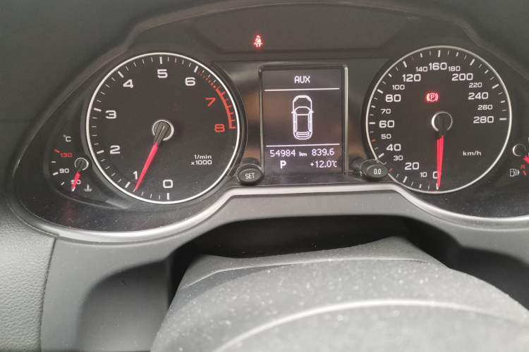 Used Audi Q5 2016 40 TFSI Technology Edition Odometer Close Up