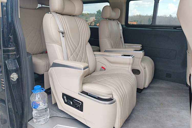 Used Sinotruk Pioneer V 2025 Multi-Function PRO Version 2.0T Automatic Short Wheelbase Low Roof Left Rear Seat