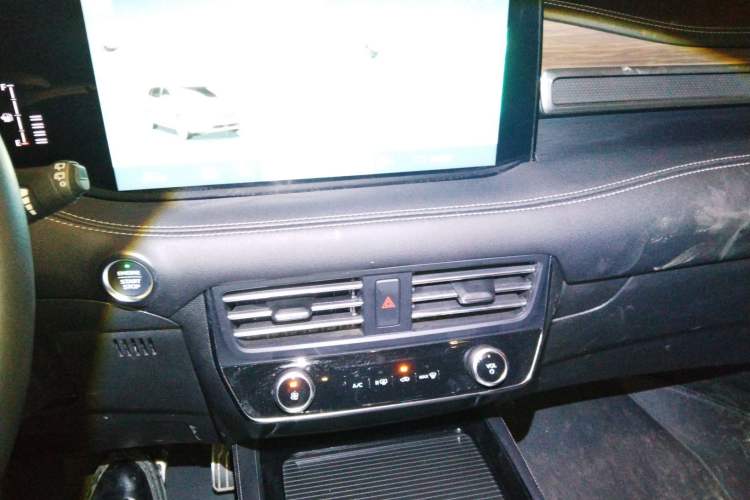 Used Ford Edge 2021 PLUS EcoBoost 245 Two-Wheel-Drive Titanium 7-Seater
