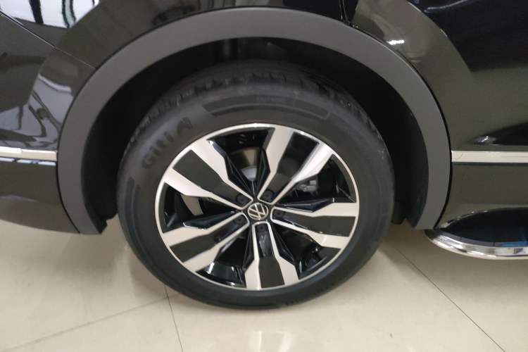 Used Volkswagen Tiguan L 2025 Model Outstanding Version 330TSI Automatic Two-Wheel Drive R-Line Longyao Edition
