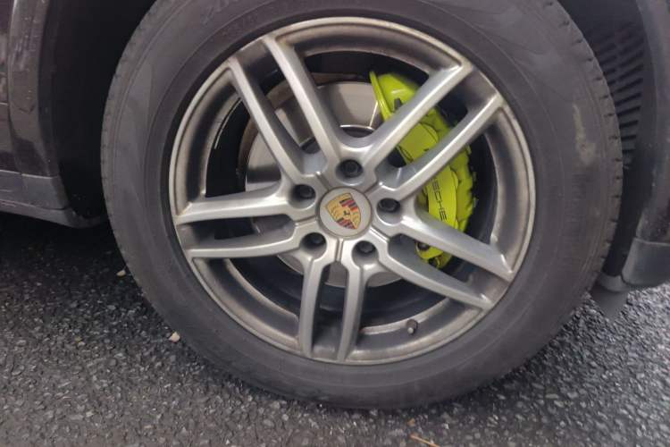 Used Porsche Cayenne 2016 Cayenne Platinum Edition 3.0T Right Front Wheel Hub