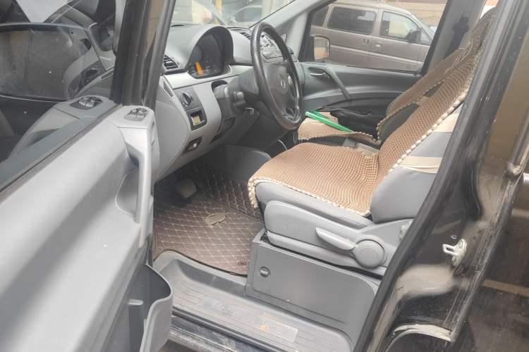 Used Mercedes-Benz Vito 2011 2.5L 7-seater executive version Driver Seat