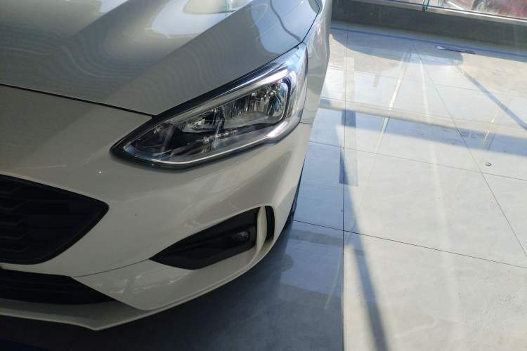 Used Ford Focus 2020 Hatchback EcoBoost 180 Automatic Trend Edition Left Front Headlight