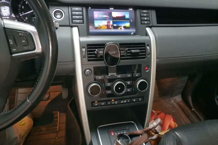 Used Land Rover Discovery Sport 2017 2.0T HSE Audio And AC Panel