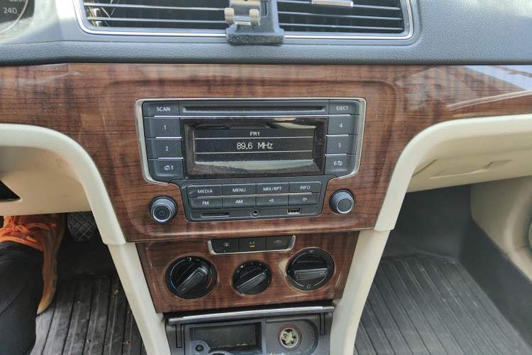 Used Volkswagen Lavida 2013 Restyled Classic 1.6L Manual Comfort Edition Audio And AC Panel