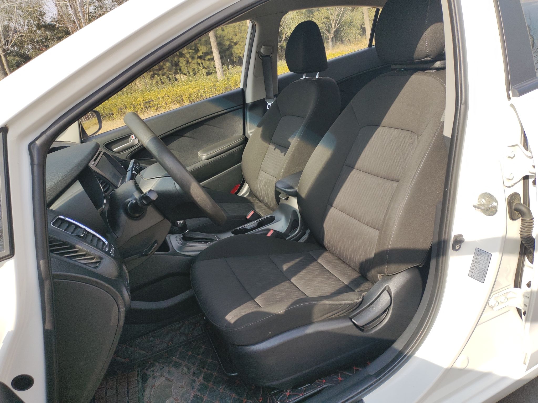 المقاعد الأمامية داخل السيارة