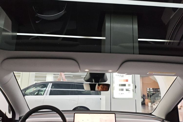 Used Tesla Model Y 2025 Rear-Wheel-Drive Version Headliner