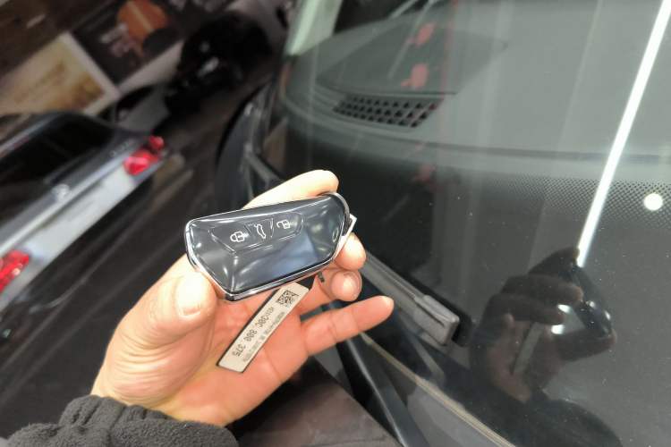 Used Volkswagen Tavendor 2024 380TSI All-Wheel-Drive R-Line Cruise Premium Edition Interior 1