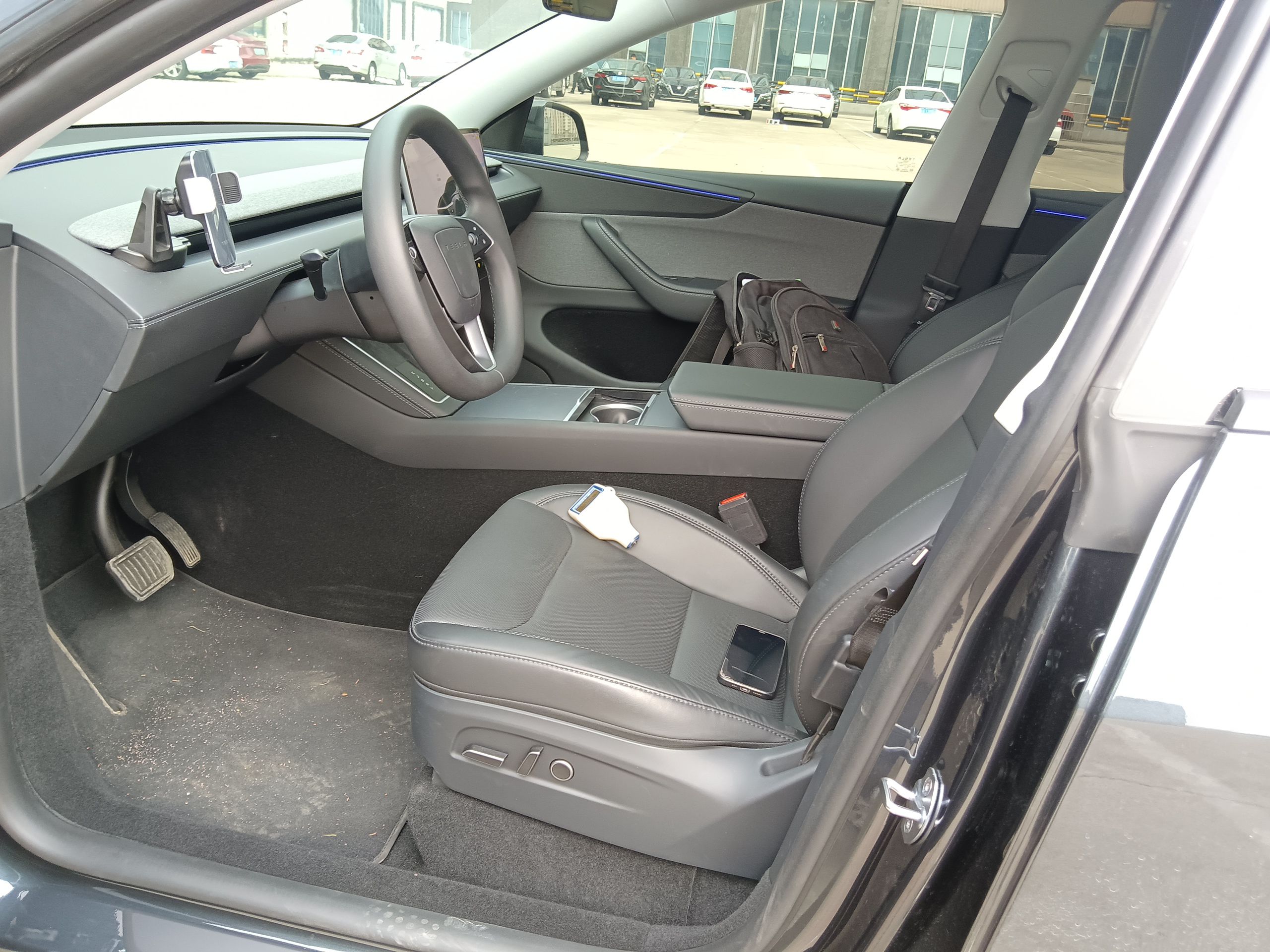 المقاعد الأمامية داخل السيارة